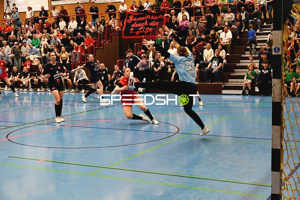 Spannender Wurfversuch im Handballspiel