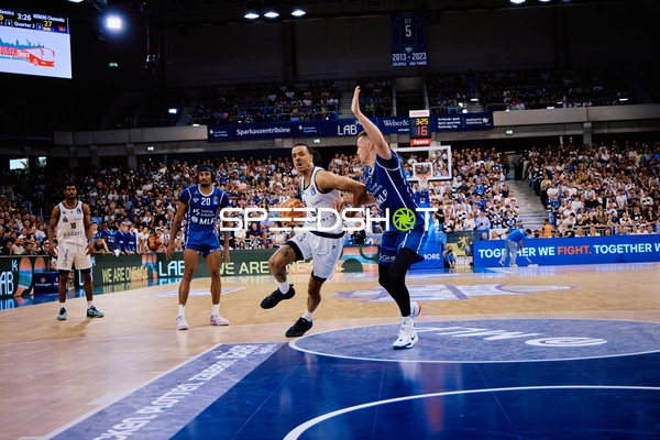 Drive zum Korb Kevin Yebo (53;Niners Chemnitz), Verteidigung Michael Weathers (20;MLP Academics Heidelberg), Bakary Dibba (10;MLP Academics Heidelberg)