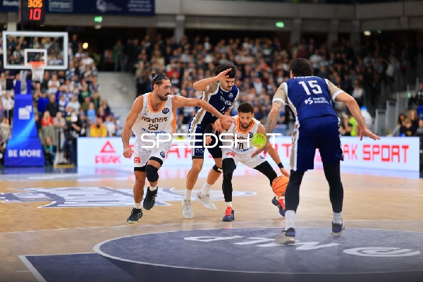 Spielszene mit Erol Ersek (11; MLP Academics Heidelberg) und Gegnern