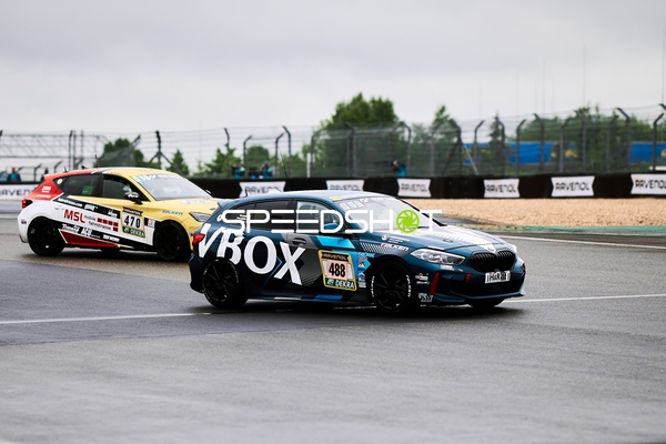 470, Auto Thomas by Jung Motorsport und 488, SRS Team Sorg Rennsport auf Strecke