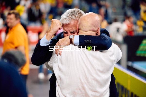 Trainer feiern gemeinsam