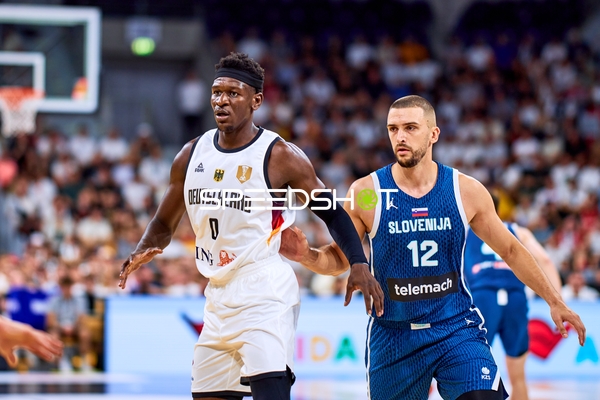 Isaac Bonga (0; Deutschland) und Rok Radović (12; Slowenien) im Duell