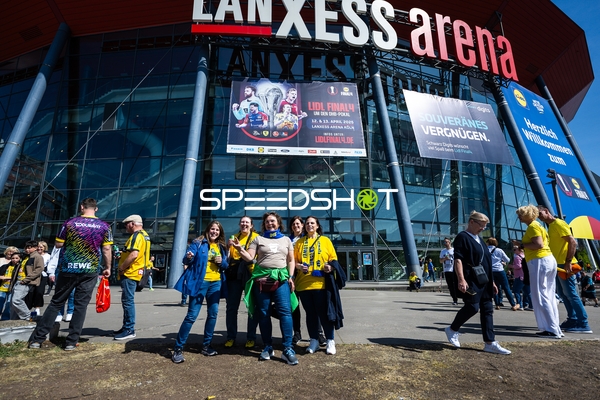Fans vor der Lanxess Arena