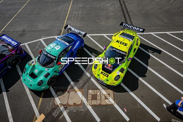 Falken Motorsports Porsche in der Boxengasse