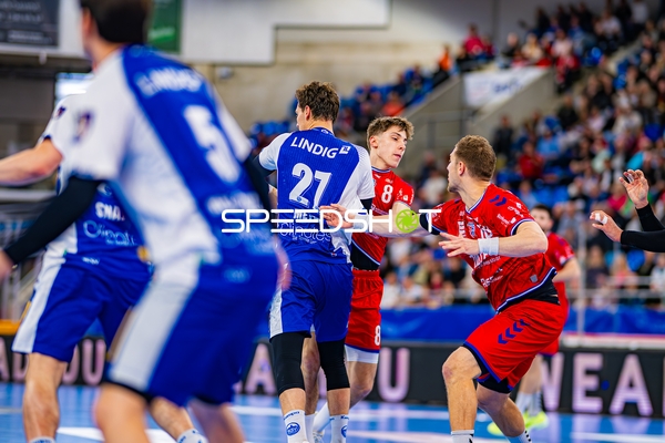 Philipp Meyer (27, ThSV Eisenach) bedrängt von 8, SG BBM Bietigheim