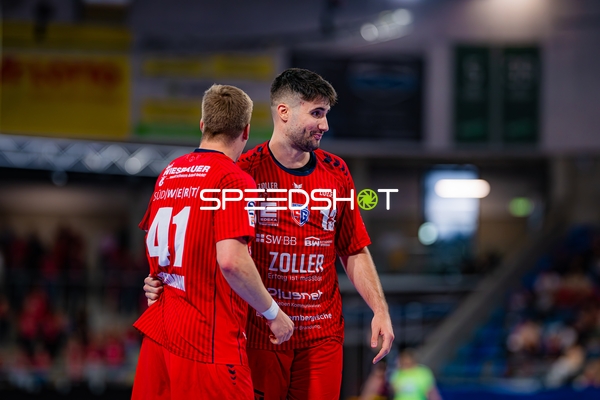 Juan De la Pena (13; SG BBM Bietigheim) und Till Hermann (41; SG BBM Bietigheim) positionieren sich