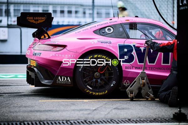 Rennfahrzeug in der Boxengasse