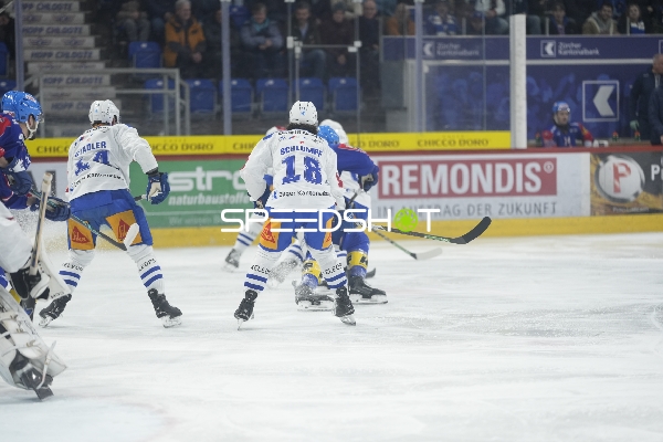 Deniss Smirnovs (27; EHC Kloten) mit Puck am Eis