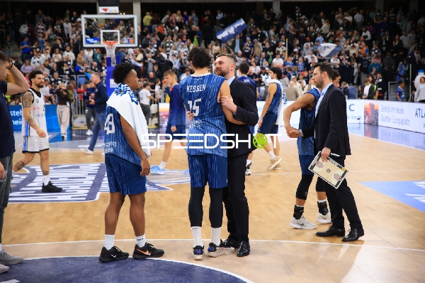 Szene mit Niklas Würzner (2; MLP Academics Heidelberg) und Devon Daniels (21; Veolia Towers Hamburg)