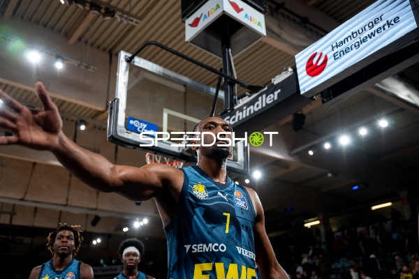Szene mit Dakarai Tucker (7; EWE Baskets Oldenburg)
