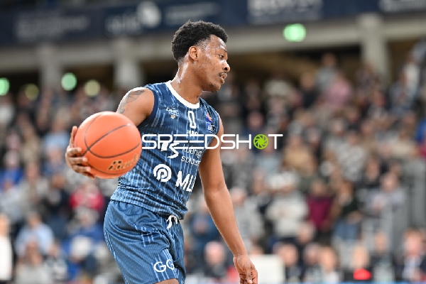 DJ Horne (0; MLP Academics Heidelberg) mit Ball in Aktion