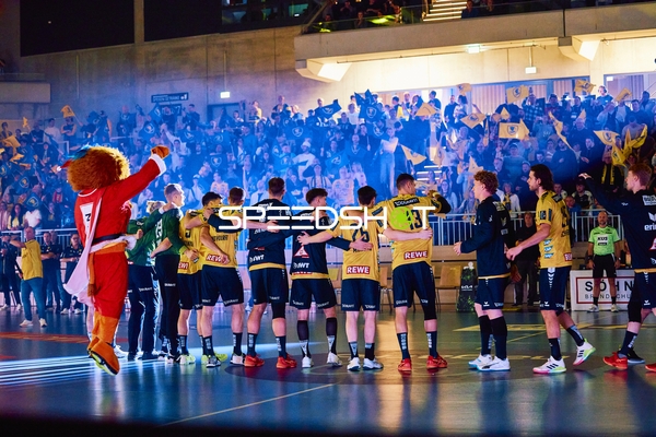 Das Team Rhein Neckar Löwen feiert mit seinen Fans und dem Maskottchen nach einem Spiel.