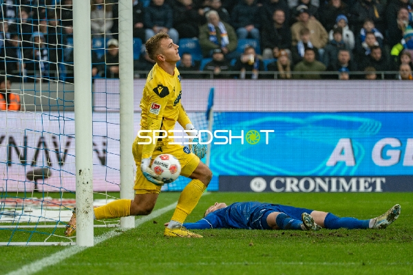 Aki Koch (18; Karlsruher SC) sichert den Ball