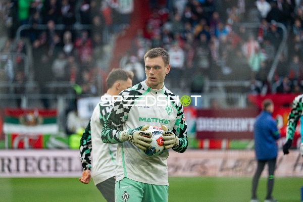 Torwart hält den Ball