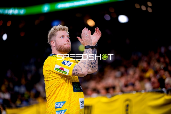 Kevin Gerwin (49; Rhein Neckar Löwen) positioniert sich