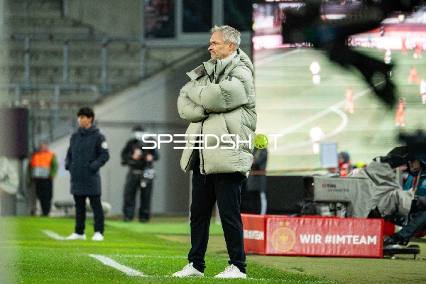 Trainer an der Seitenlinie