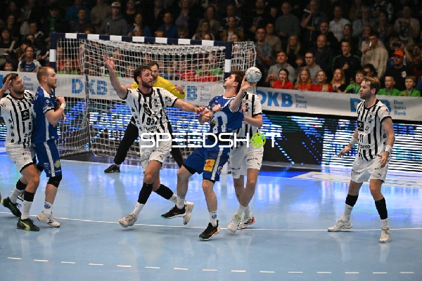 Handball-Szene mit Peter Walz (14; ThSV Eisenach), Harald Reinkind (6; THW Kiel) und Petter Overby (11; THW Kiel)