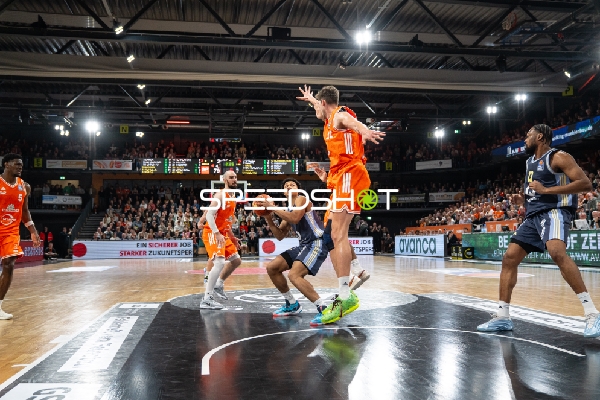 Spielaktion mit TJ Bamba (5; Rasta Vechta) und Tommy Kuhse (12; Rasta Vechta)