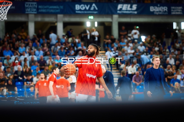 Spieler mit Ball auf dem Court