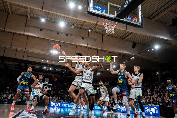 Spielaktion mit Seth Hinrichs (21; EWE Baskets Oldenburg) und Zsombor Maronka (5; Veolia Towers Hamburg)