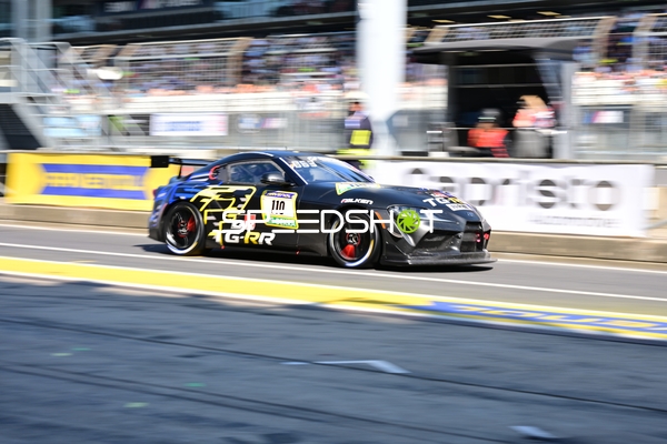 Rennfahrzeug in der Boxengasse