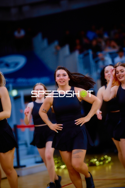 Cheerleader tanzen während des Spiels