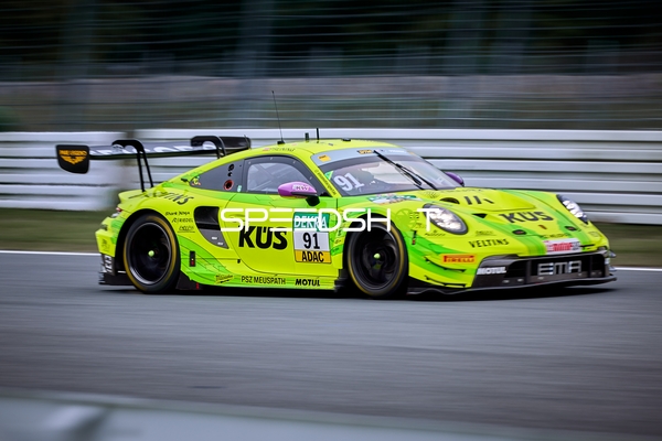 Rennfahrzeug auf der Rennstrecke