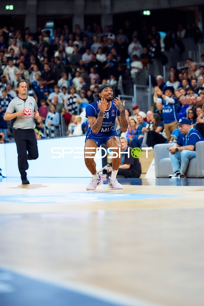 Michael Weathers (20, MLP Academics Heidelberg) gestikuliert