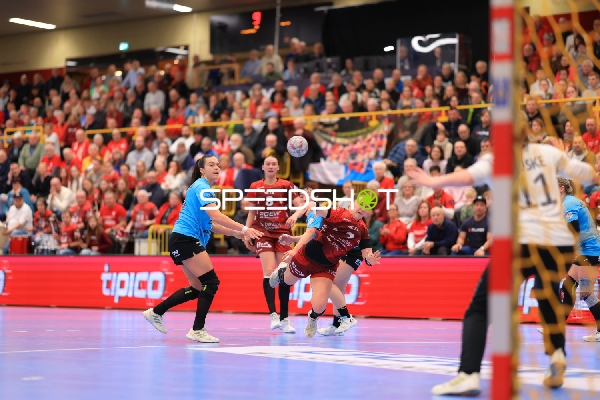 Szene mit Lena Sophia Degenhardt (8; HSG Bensheim/Auerbach) und Mareike Thomaier (2; HSG Bensheim/Auerbach)