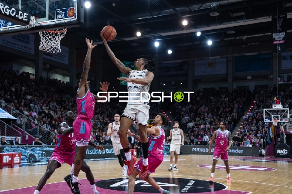 Spielaktion mit Austin Crowley (85, Bamberg Baskets) und Tylan Birts (5, Telekom Baskets Bonn)