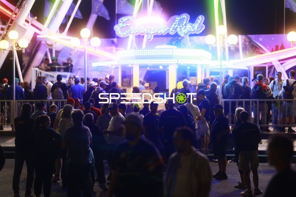 Menschenmenge vor Fahrgeschäft