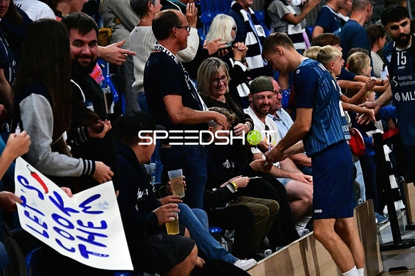 Marcel Keßen (15; MLP) gibt Autogramme