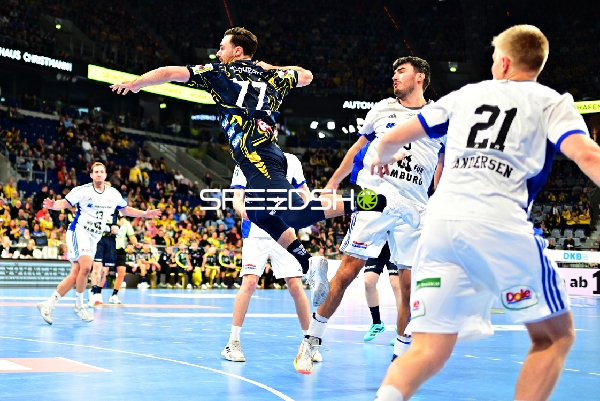 Jacob Lassen (9; HSV Hamburg) und Spieler von Rhein Neckar Löwen in Aktion