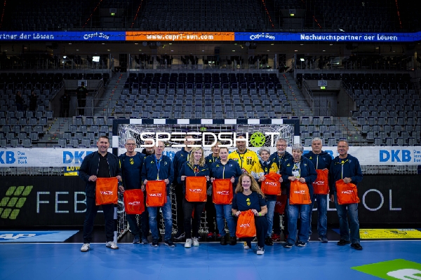 Gruppenfoto mit Holger Bachert (99; Rhein Neckar Löwen)