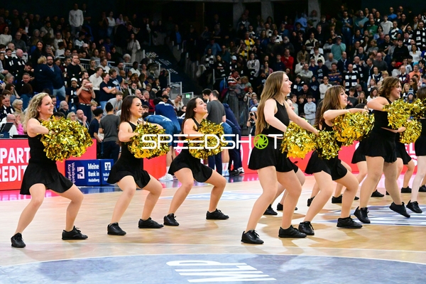 Cheerleader tanzen mit Pompons