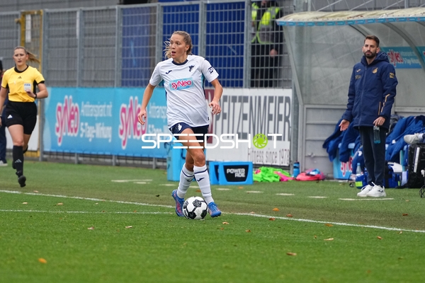 Spielszene mit Ball und Trainer