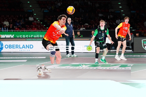 Spielszene mit Nimo Benne (21; BADEN VOLLEYS SSC Karlsruhe) und Teamkollegen