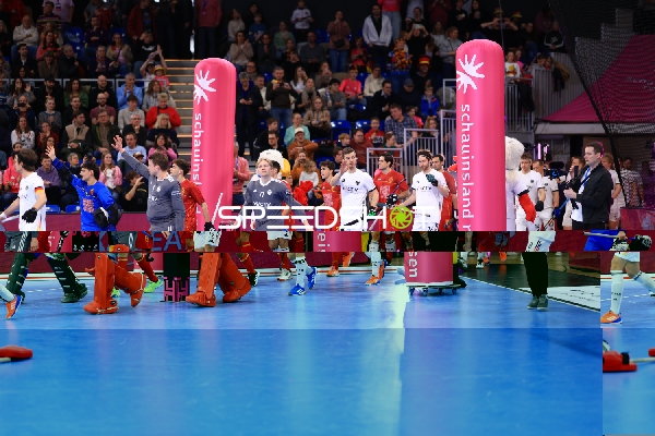 Spieler von Anton Pöhling (12; Deutschland) und Dieter-Enrique Linnekogel (16; Deutschland) auf dem Feld
