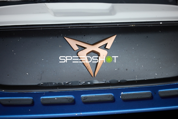 Fahrzeugdetail mit markantem Logo