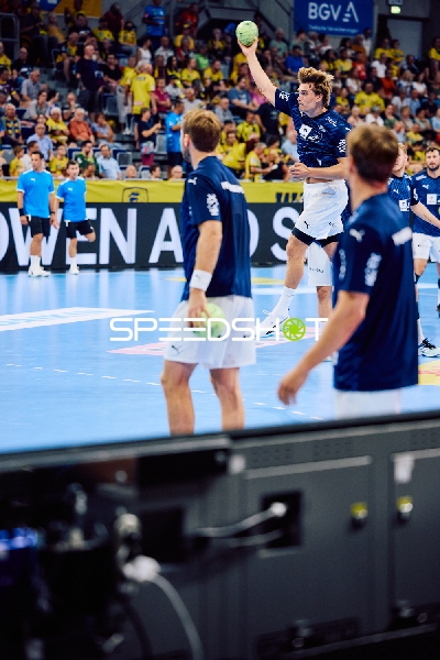Ein Spieler von THW Kiel springt zum Wurf.