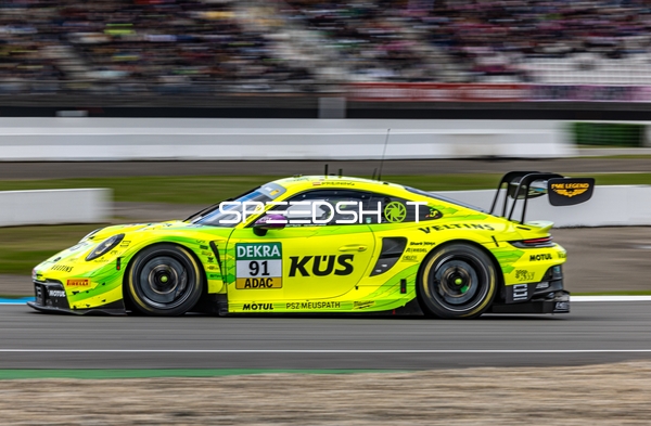 Schneller Rennwagen auf der Strecke