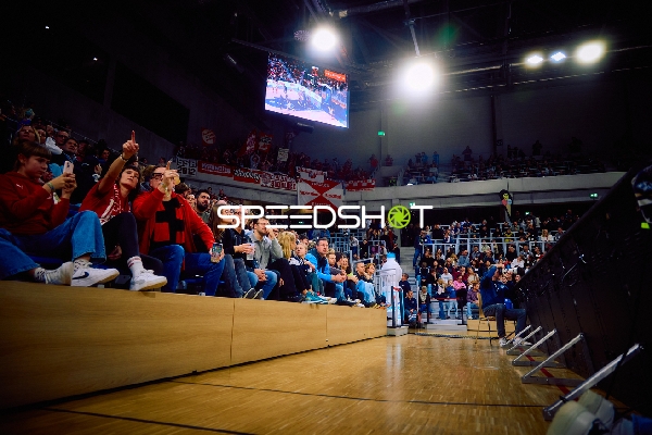 Zuschauer verfolgen ein Basketballspiel in der Arena.