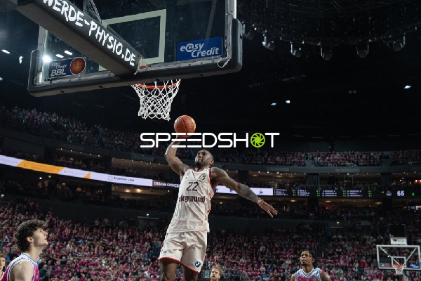 Szene mit Isiaha Mike (22, FC Bayern Basketball) mit Zug zum Korb und Zachery Cooks (3; Telekom Baskets Bonn)