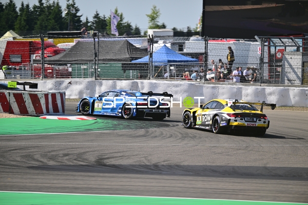 Zwei Fahrzeuge auf der Rennstrecke