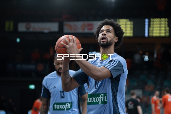 Norris Agbakoko (17; Alba Berlin) beim Aufwärmen mit Wurf