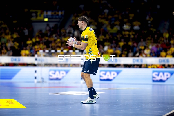 Wurf von Sebastian Heymann (13; Rhein Neckar Löwen)