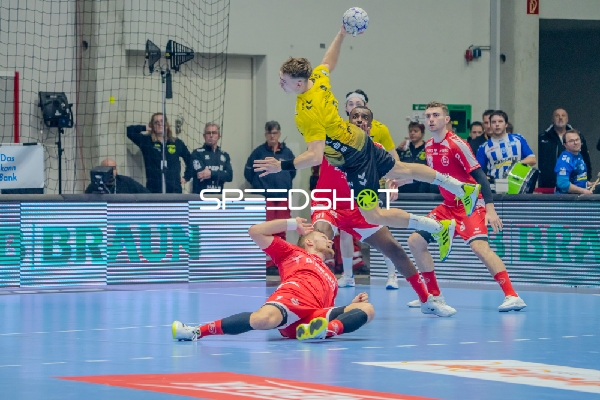 Florian Drosten (18; MT Melsungen) und Kasper Thorsen Lien (7; TVB 1898 Stuttgart) in Aktion