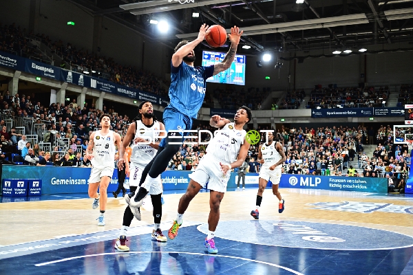 Spielaktion mit Chip Flanigan (30; Basketball Löwen Braunschweig) und Teamkollegen