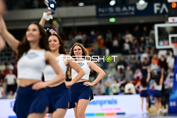 Cheerleader-Performance während der Spielpause