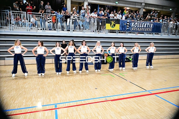 Cheerleader auf dem Court
